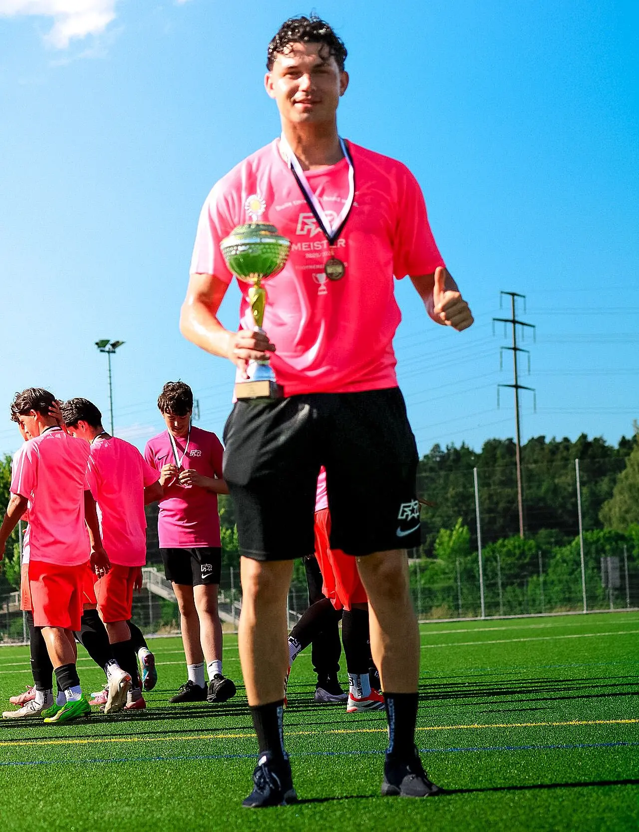 Miralem Amzi mit dem Meisterpokal