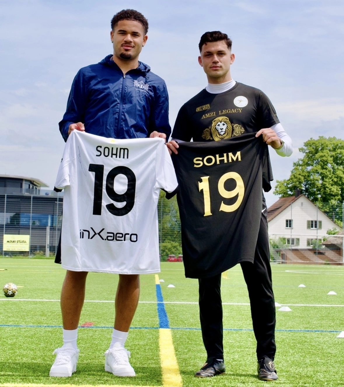 Miki Trikot halten mit Sohm